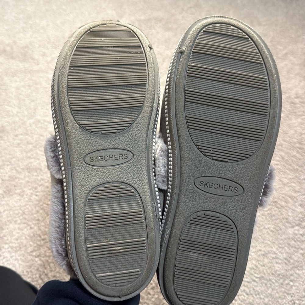 *Gently Used* Skechers Women's Cozy Campfire-Team Toasty Slipper- Size 8.5 - Picture 4 of 6